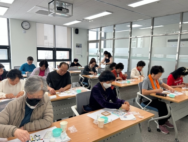 익산시, 어르신 건강 지킴이! '실버 건강교실' 성료…140명 참여, 건강한 노년 생활 응원