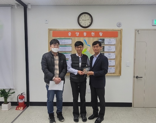 중앙동지역사회보장협의체, 명태어장 여주점에 감사패 전달