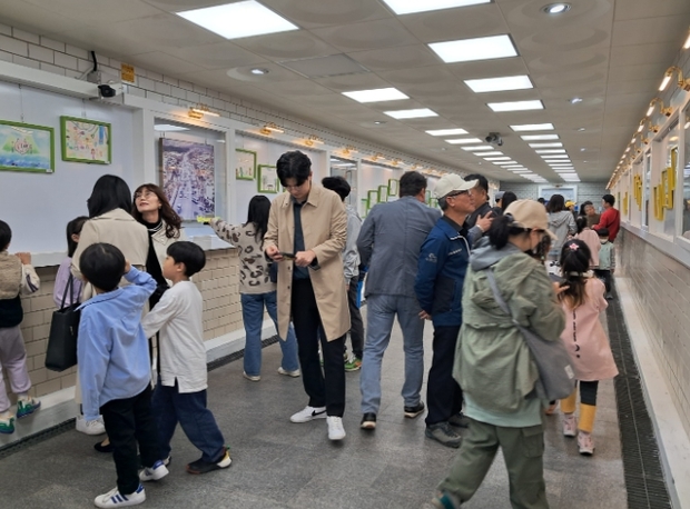 시흥시, 지하보도가 주민 문화공간으로 은행 갤러리 눈에 띄네